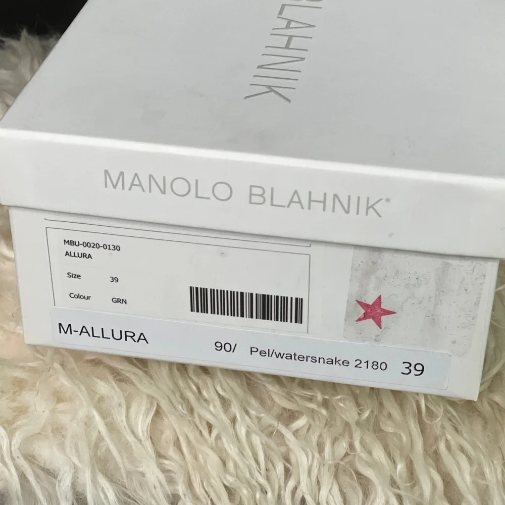 Manolo Blahnik snakeskin slingback pumps - Picture 5 of 5